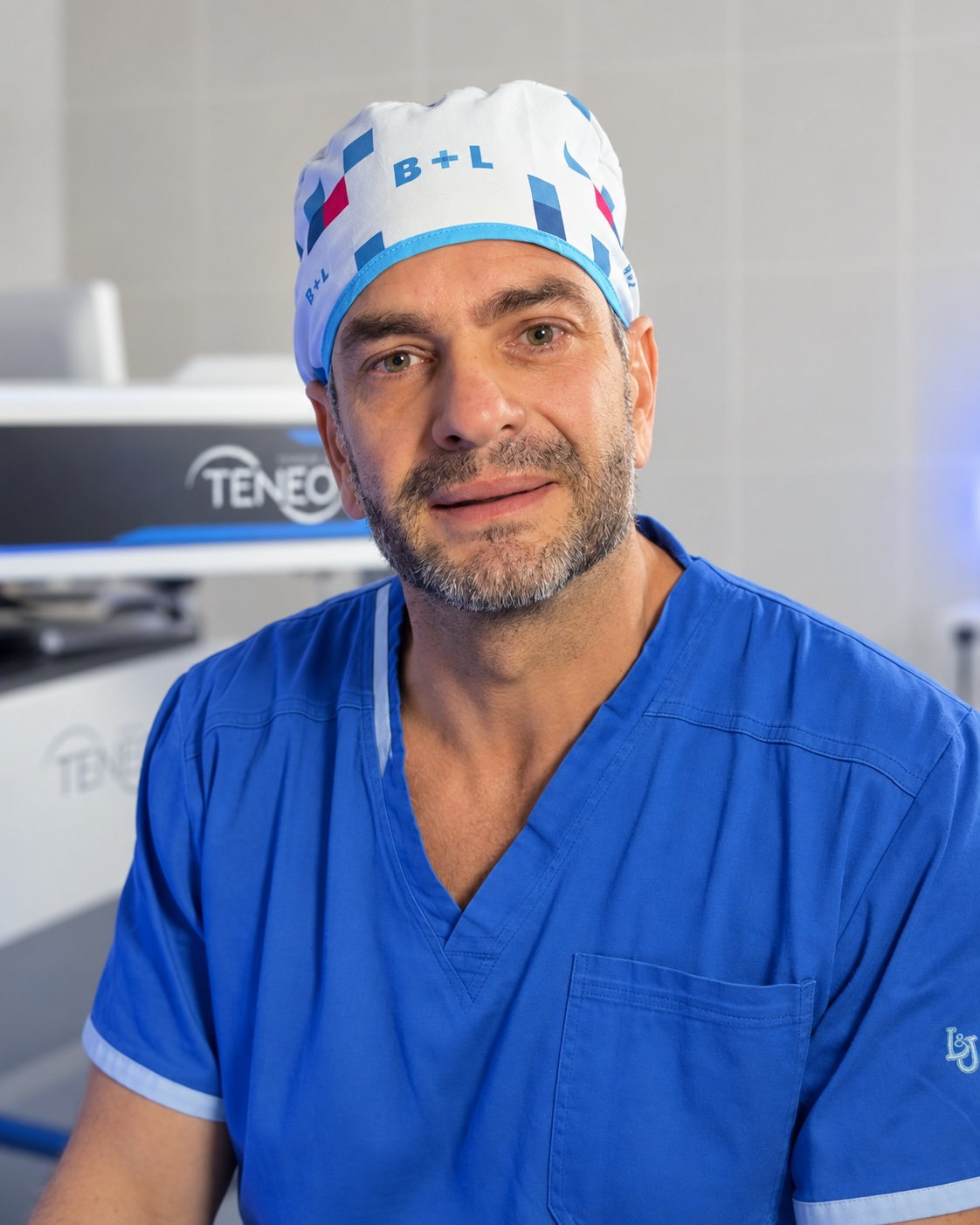 Dr. Alejandro Agustín Nickisch junto al láser TECHNOLAS TENEO 317 Model 2 del Instituto de la Visión